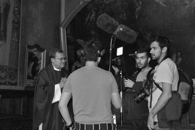 De dcha. a izda.: lvaro Carrasco y Sergio Snchez junto al prroco Jos G. Franco